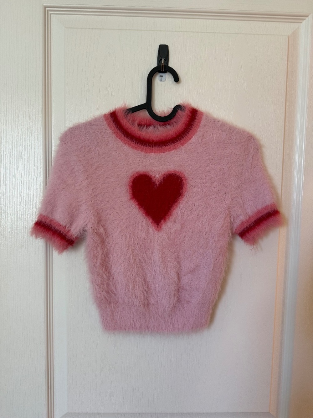 Kimchi Blue Urban Outfitters Fuzzy Heart Sweater Pink Red Crop Top XS - Picture 1 of 6